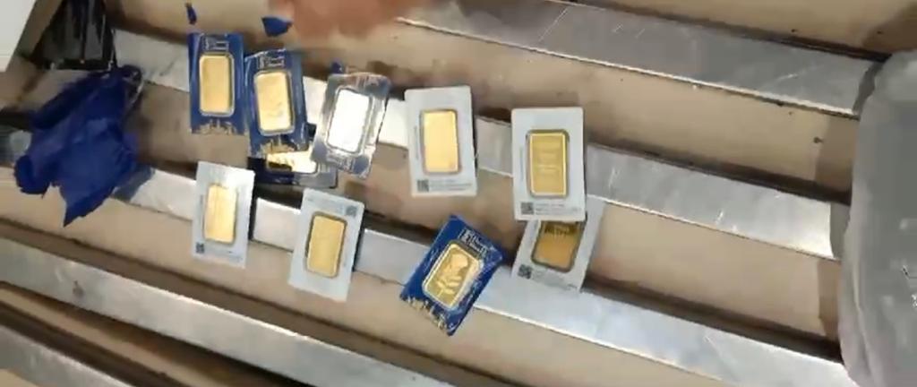 ضبط ركاب بحوزتهم أسلحة بيضاء وعملات أثرية وهواتف وسبائك بمطار القاهرة