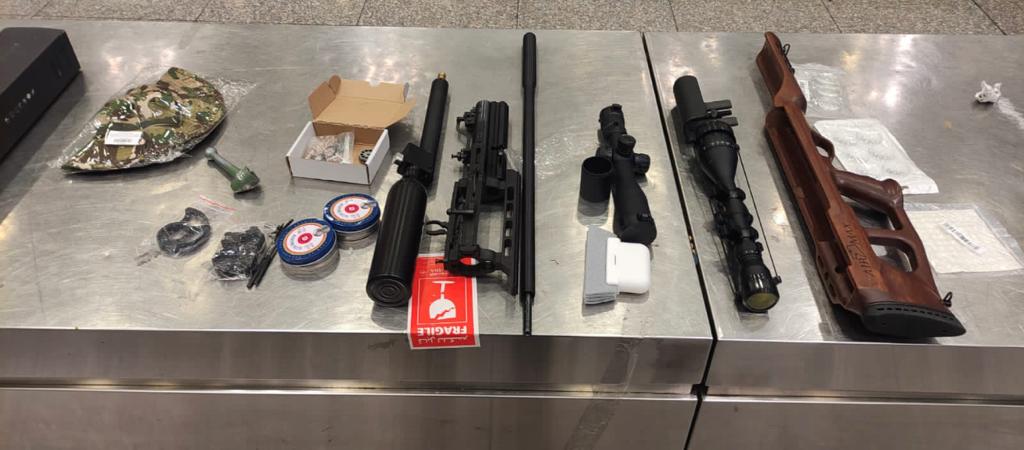 ضبط 5 ركاب بحوزتهم اسلحة بيضاء وبندقية ومناظير ومخدرات متنوعة