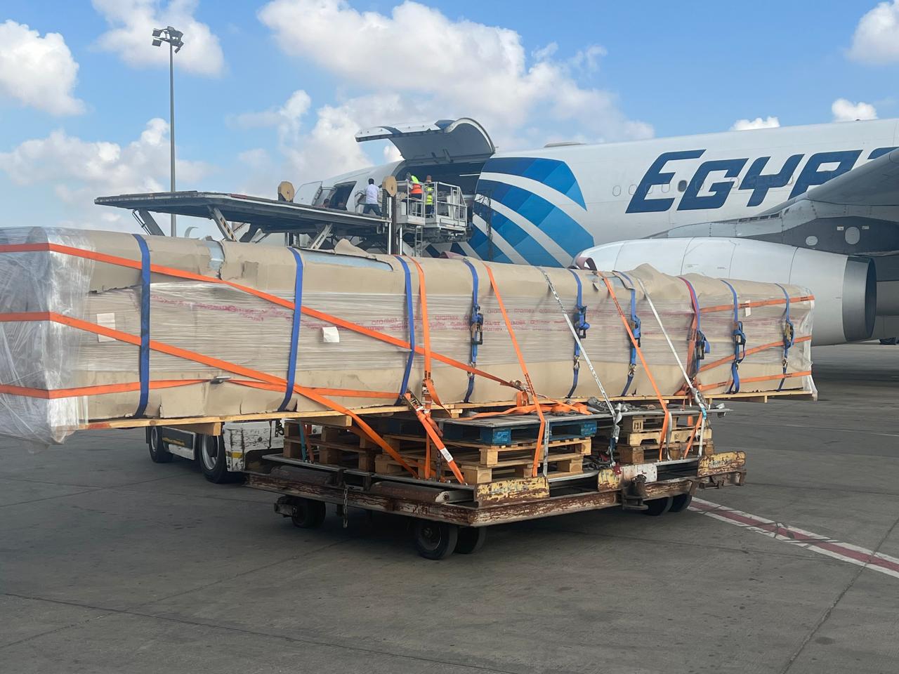 22 طناً من معدات الإنارة تصل كينشاسا عبر مصر للطيران للشحن الجوي