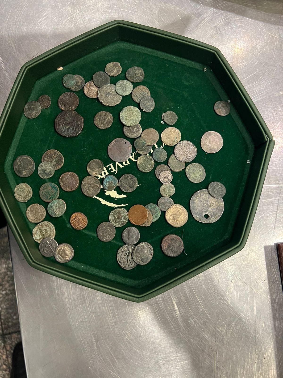 ضبط أجنبي بحوزته 65 عملة من العصور الرومانية و البيزنطية و البطلمية