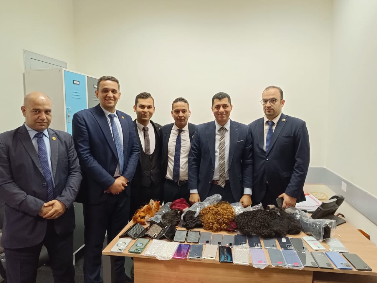 ضبط راكب أجنبي حاول تهريب 31 تليفون وكمية من الشعر المستعار