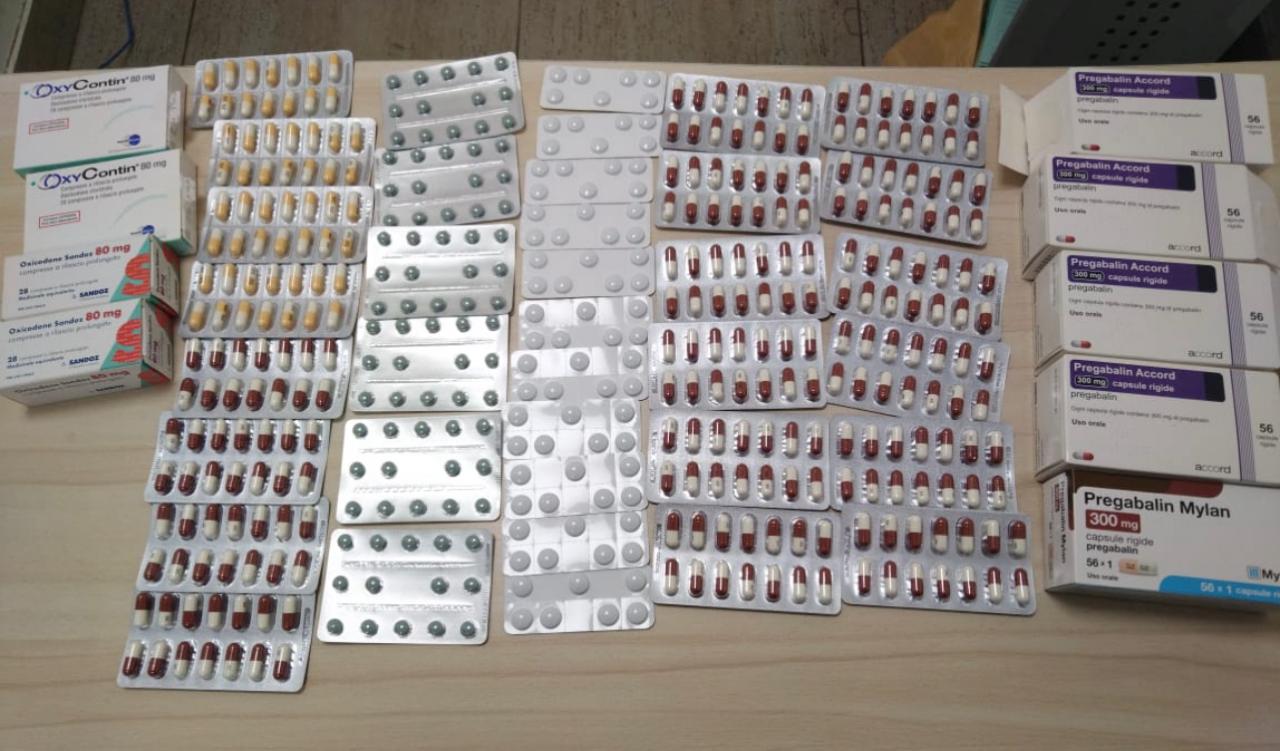 ضبط راكب بحوزته شرائط لعقاقير مخدرة بمطار سفنكس