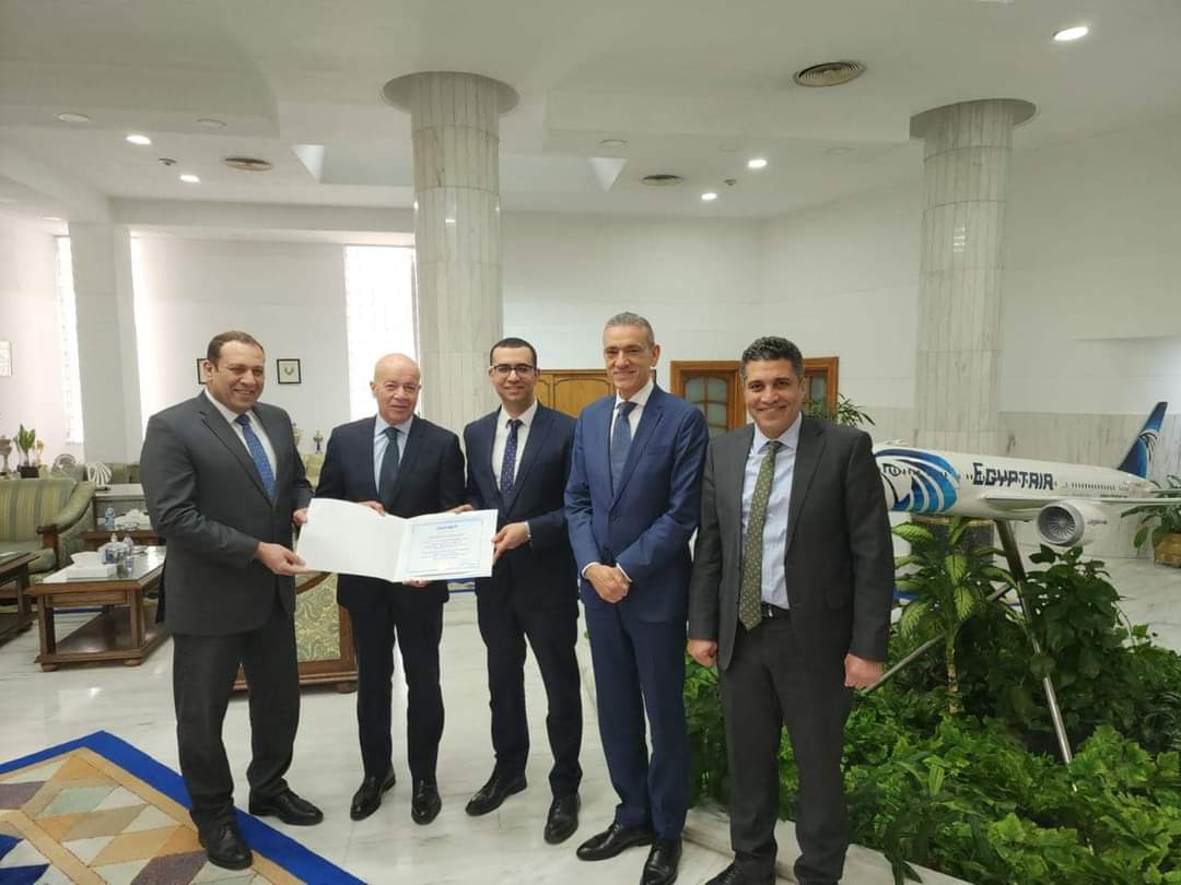 مصر للطيران تكرم المحاسب عبد المحسن صلاح علي تطوير برنامج Power bi