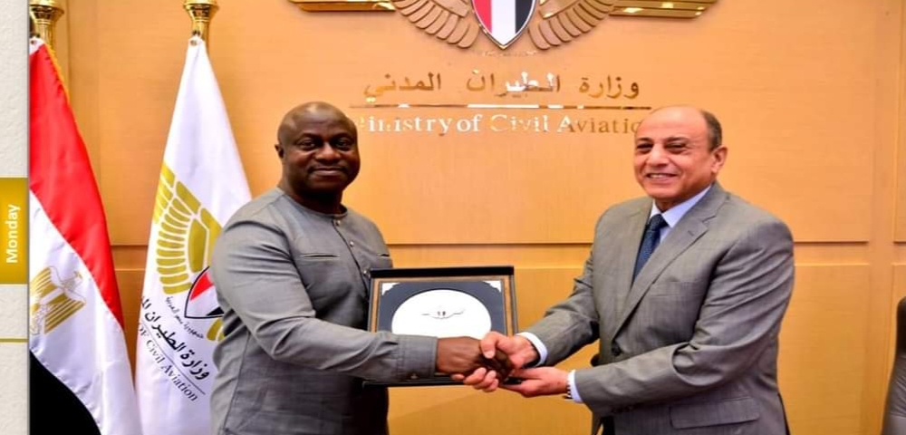 وزير الطيران يستقبل نظيره  السيراليوني لبحث سبل التعاون المشترك بين الجانبين