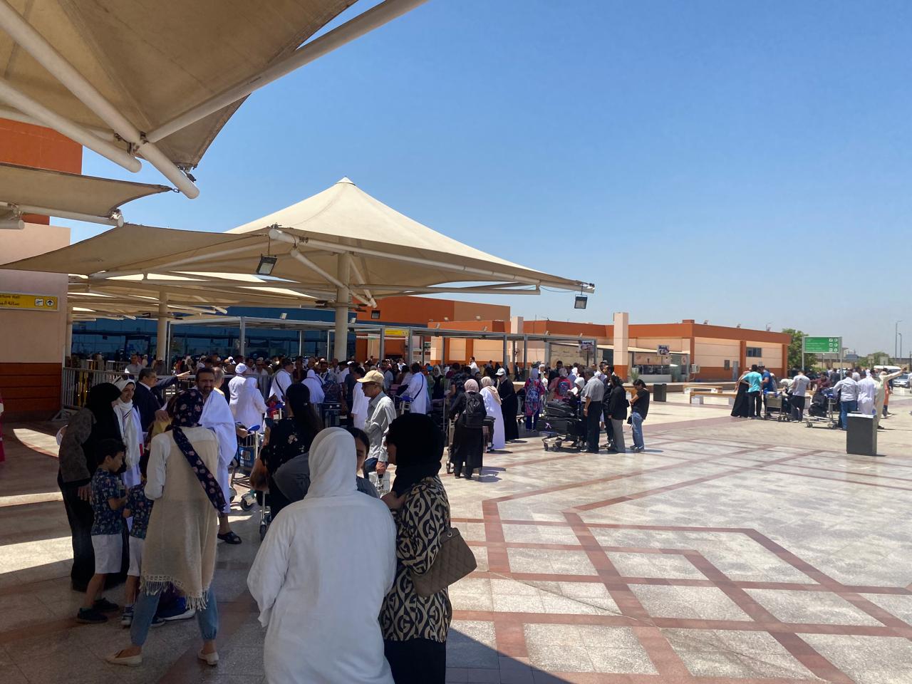 توافد حجاج الجمعيات الأهلية على مطار القاهرة للسفر إلى الأراضي المقدسة
