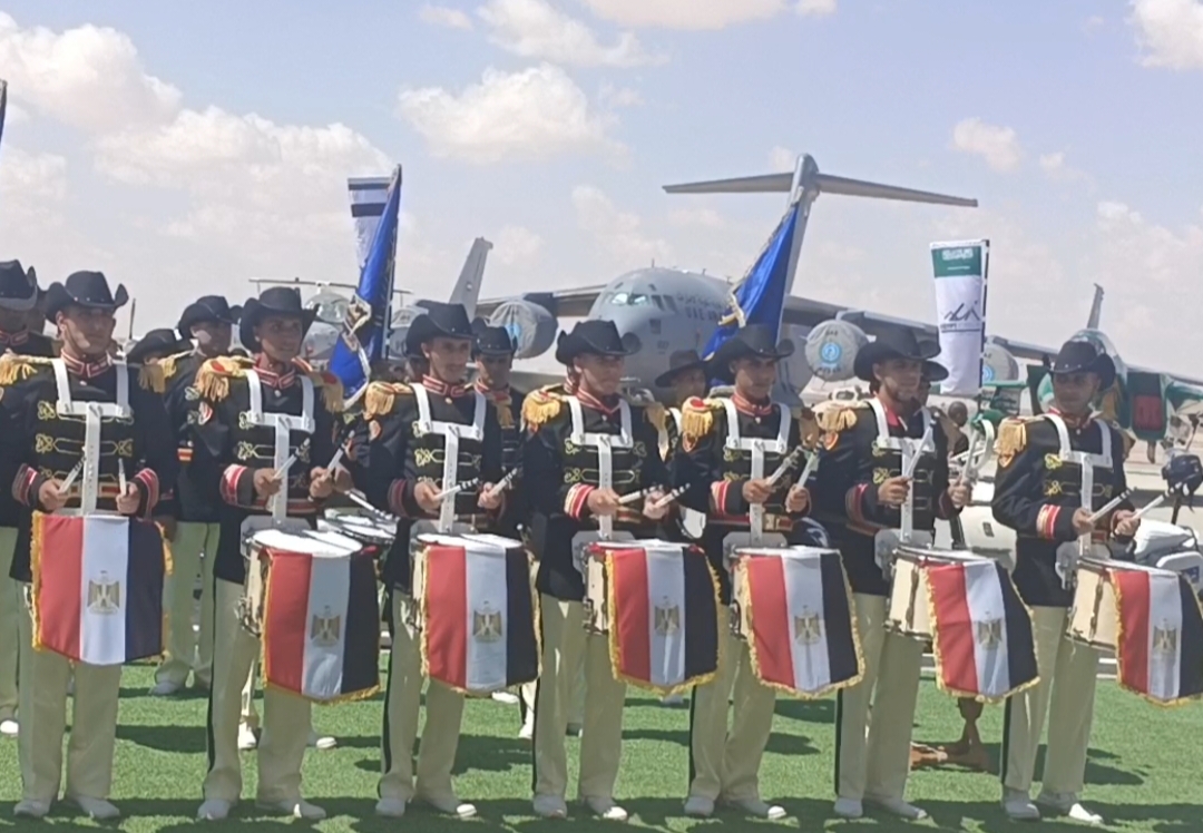 الفرقة الموسيقية العسكرية المصرية تُحيي عرضًا استثنائيًا في معرض مصر للطيران والفضاء