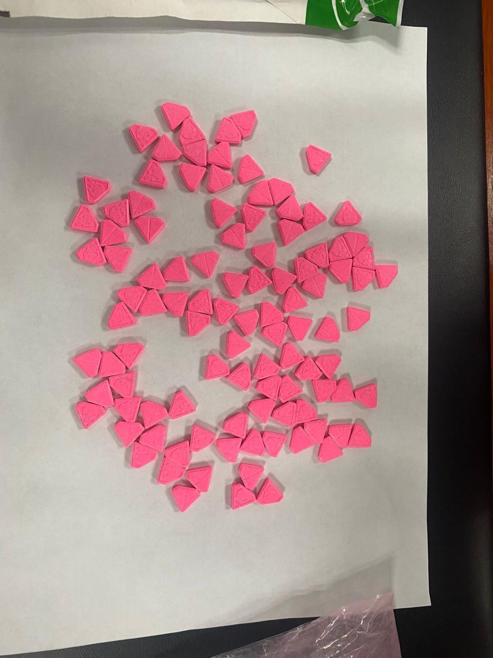 ضبط محاولة تهريب "الإكستازي" داخل طرد بريدي بمطار القاهرة