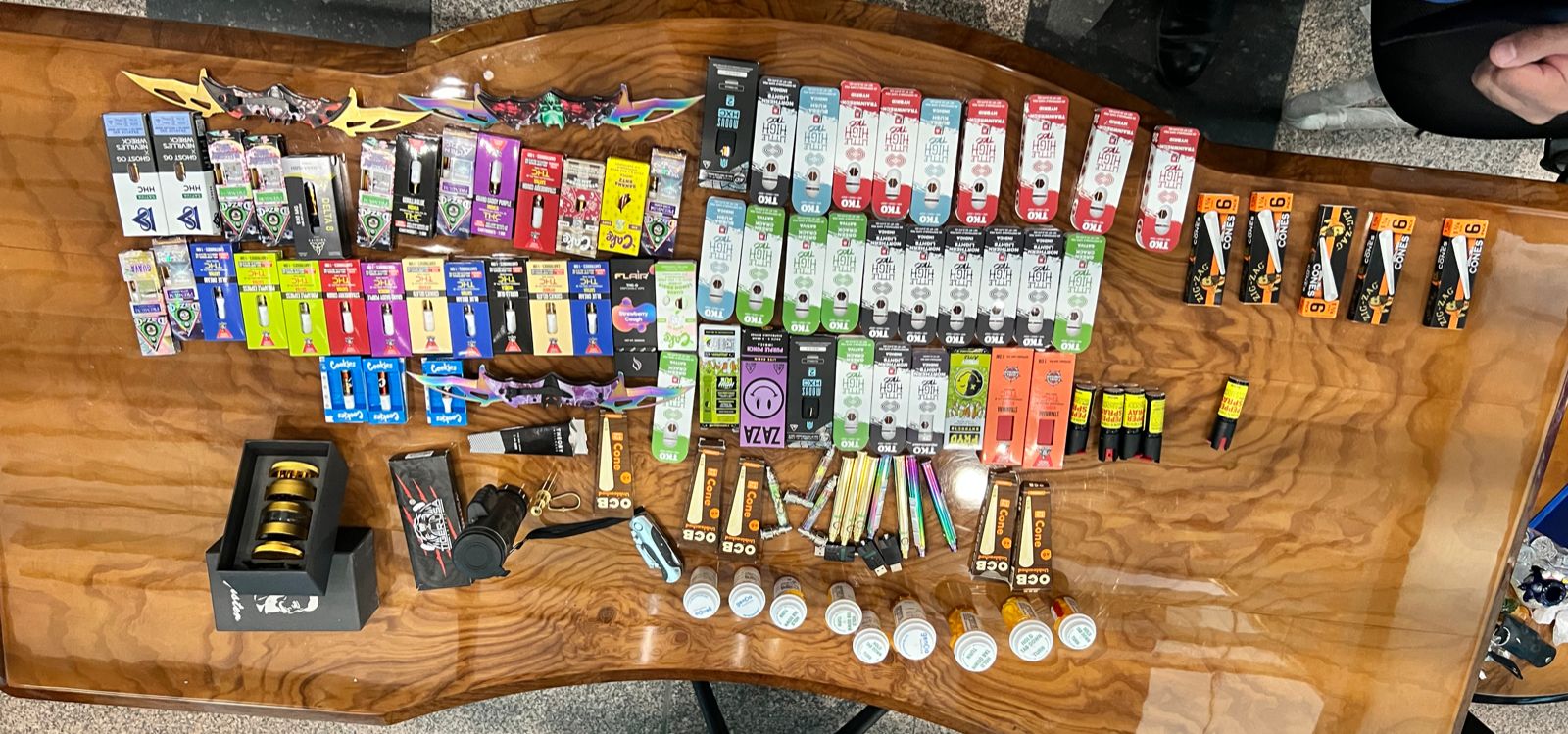 ضبط راكب بحوزته 398 عبوة بهم زيت الماريجوانا واقراص مخدرة