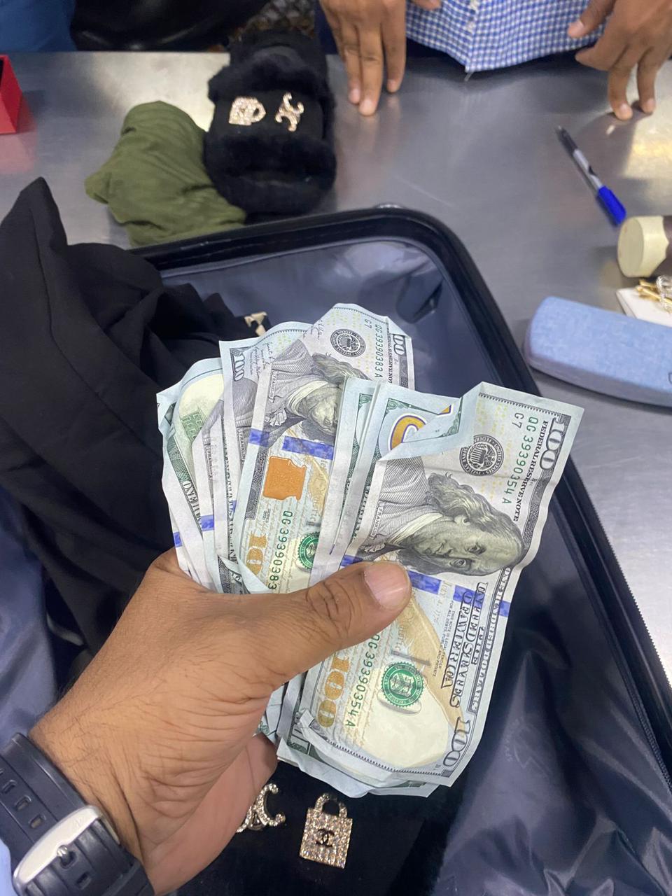 جمارك البريد تحبط تهريب 3 آلاف دولار داخل "شبشب" في طرد وارد من المغرب