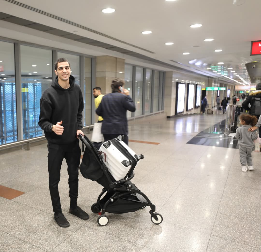 استقبال حافل للبطل العالمي علي فرج في مطار القاهرة بعد تتويجه ببطولة كوتيدي تكساس المفتوحة 2025