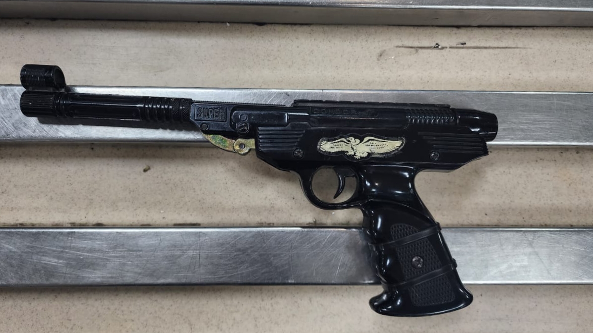 ضبط راكب أجنبي بحوزته طبنجتي صوت وضغط هواء بمطار القاهرة