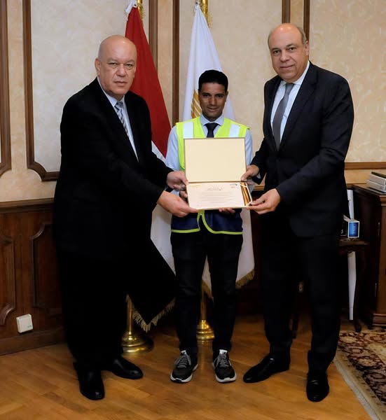 وزير الطيران المدني يكرّم موظفًا بمطار القاهرة أعاد حقيبة ذهبية قيمتها 2.5 مليون جنيه