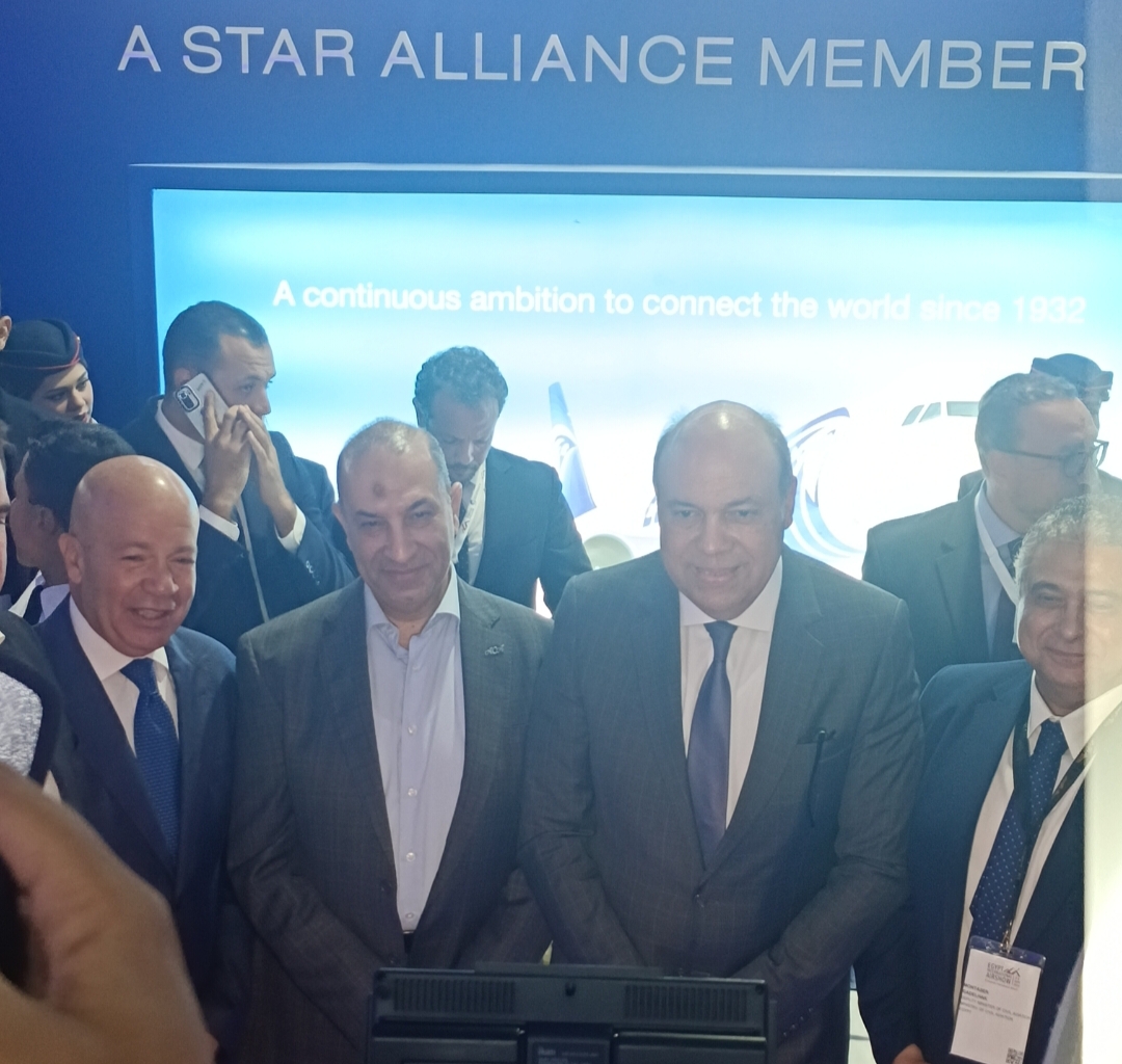 وزير الطيران المدني يتفقد جناح مصر للطيران ويشيد بالتطورات المبتكرة لتعزيز الخدمات الجوية