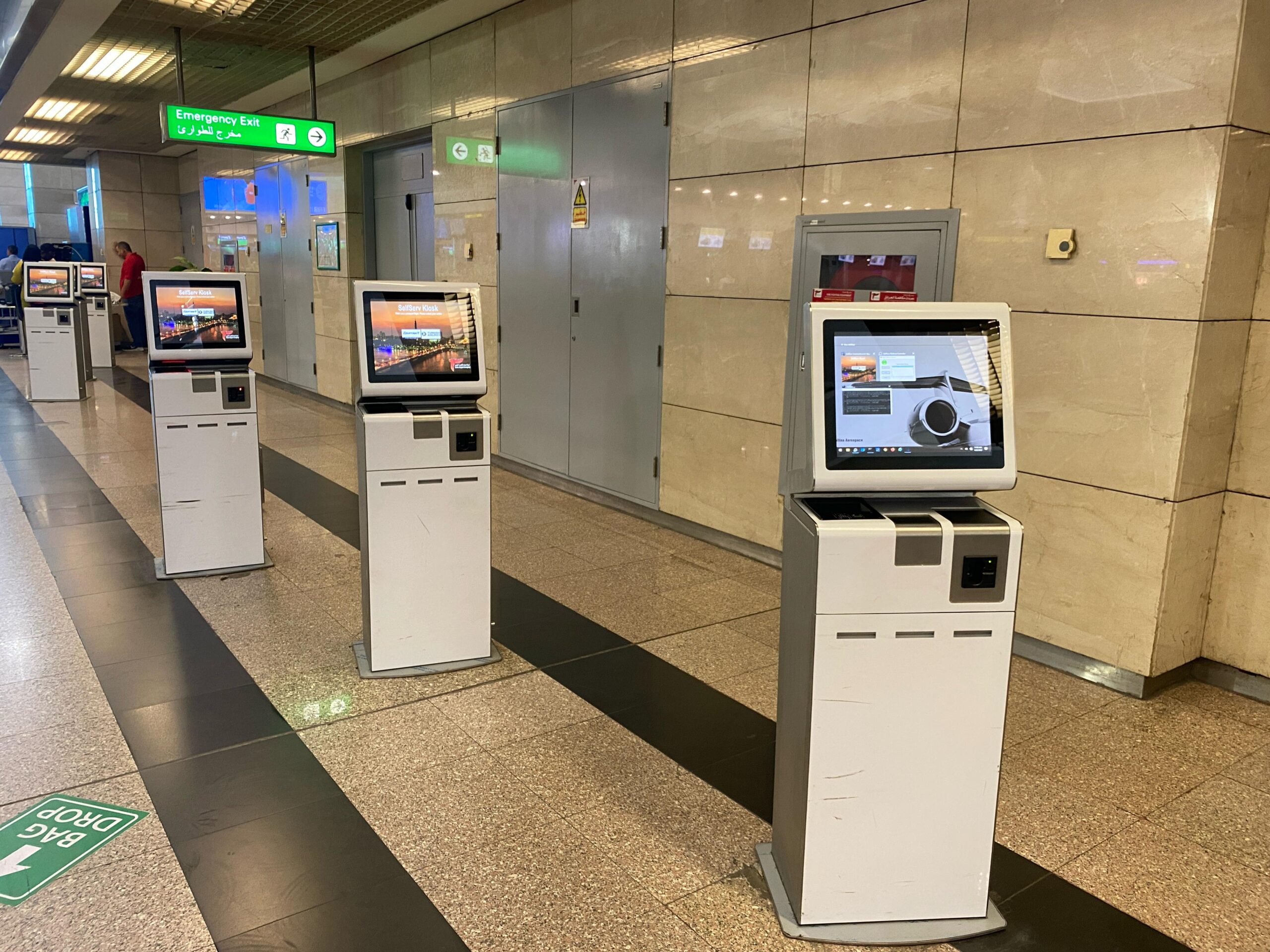 مطار القاهرة يُحدث نقلة نوعية بخدمات السفر.. 25 جهازاً لإنهاء الإجراءات ذاتياً