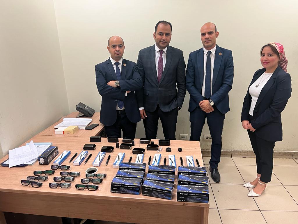 ضبط راكب بحوزته عدد من أجهزة التنصت داخل اقلام ونظارات بمطار القاهرة