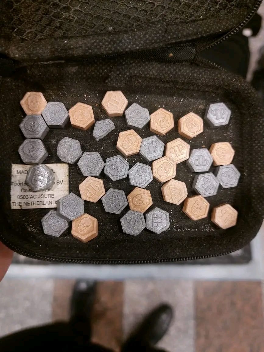 ضبط كمية من المخدرات والأقراص المخدرة في مطار الغردقة الدولي