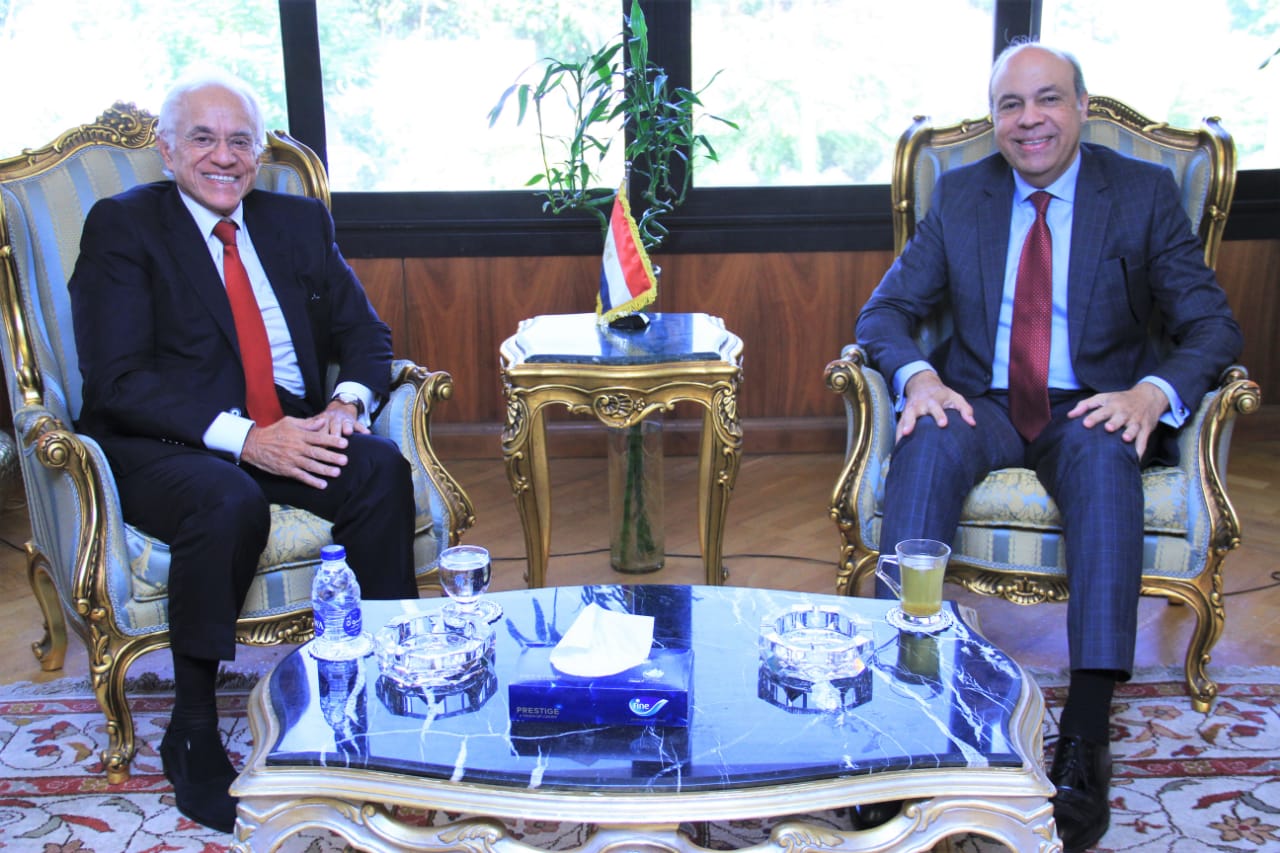 وزير الطيران  يبحث مع رئيس مجموعة "كوبيلوزوس" اليونانية تعزيز التعاون لتطوير المطارات المصرية