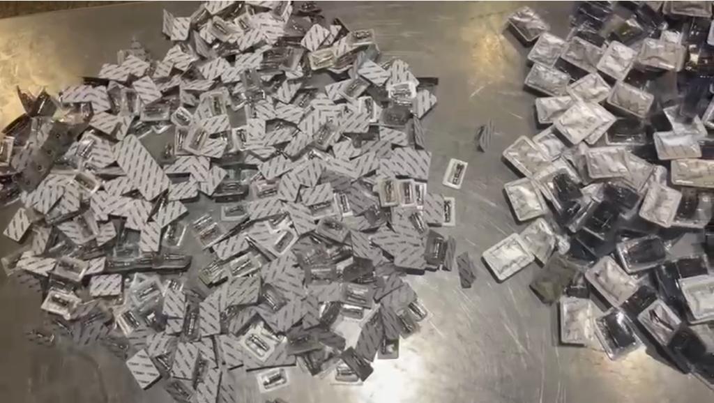 جمارك مطار القاهرة تضبط راكب حاول تهريب مستلزمات الشيش الإلكترونية داخل الاحذيه