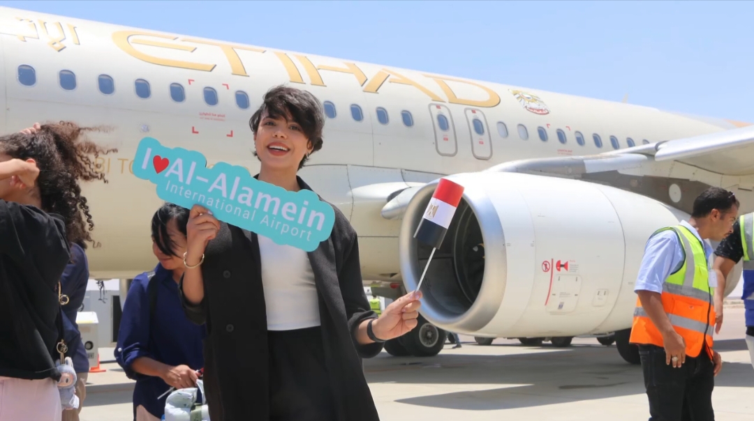 تحية مياه وورود وشوكولاتة.. مطار العلمين يستقبل الاتحاد للطيران بحفاوة