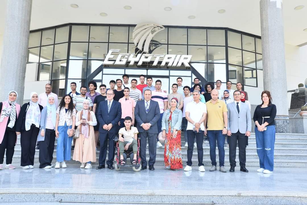 أوائل الثانوية العامة في جولة تعريفية بأكاديمية مصر للطيران للتدريب ومتحف الشركة