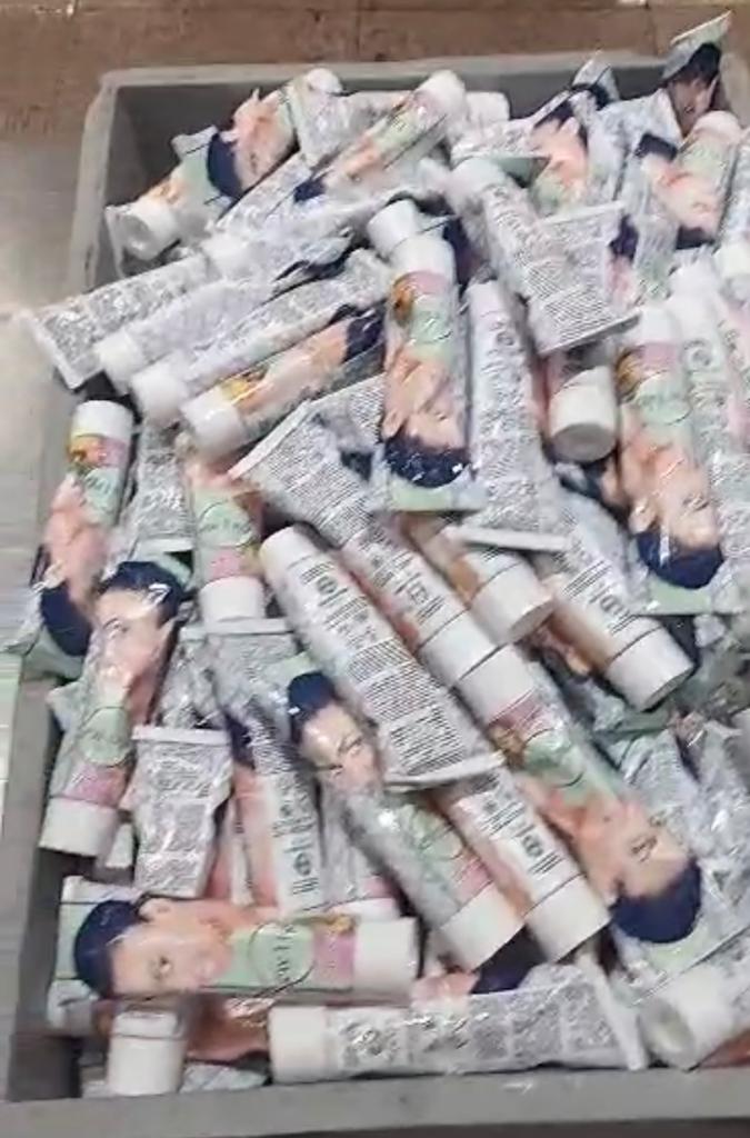 إحباط محاولة راكبة تهريب 940 عبوة مستحضرات تجميل وكريمات خاصة بالبشرة