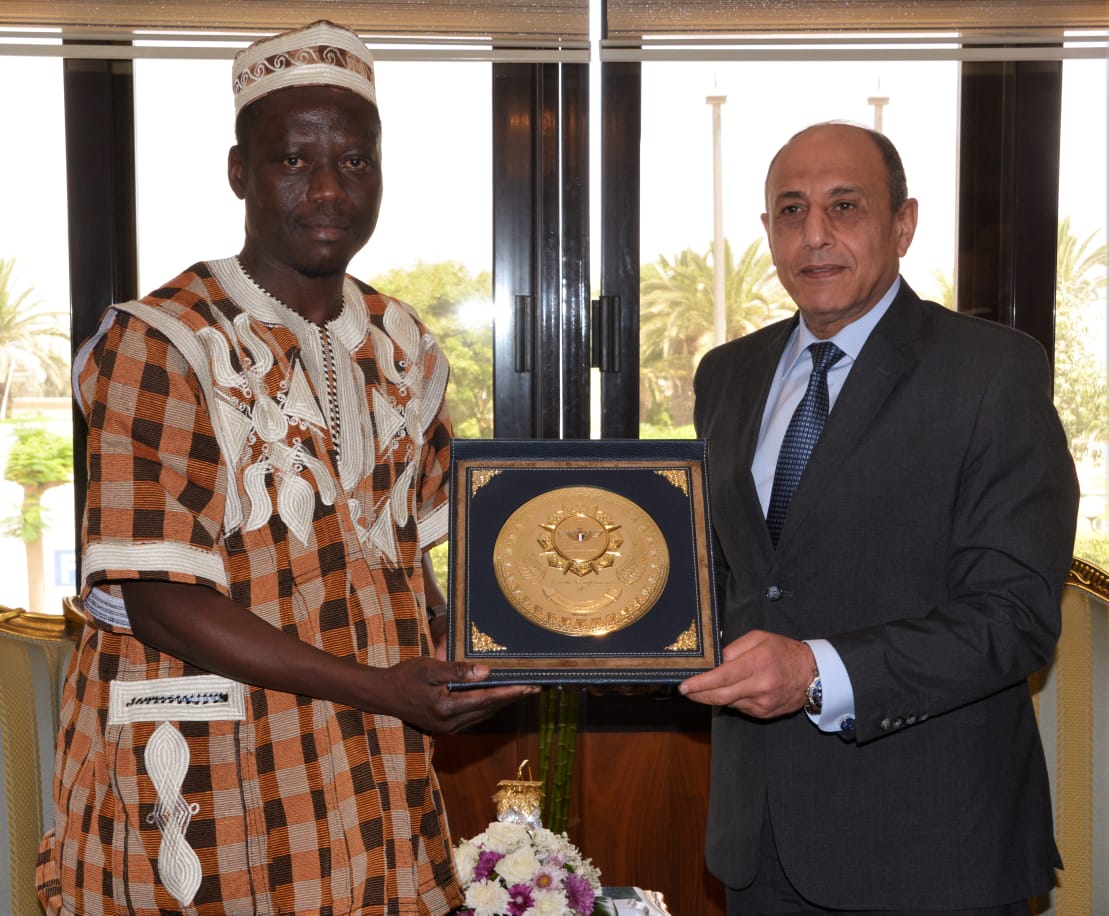 وزير الطيران  يبحث مع وزير نقل بوركينا فاسو سبل التعاون المشترك