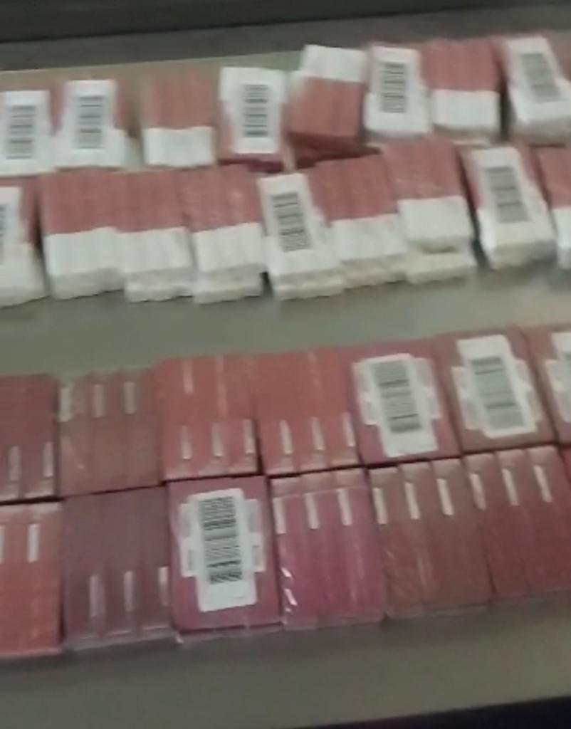 ضبط راكبة حاولت تهريب 434  عبوة مستحضرات تجميل