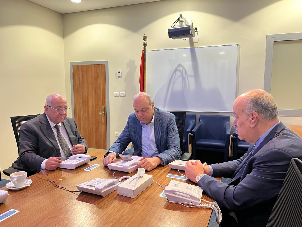 الطيران المدني يتأهب للتطورات الإقليمية .. جولة ميدانية للوزير وتحويلات جوية بمطار شرم الشيخ