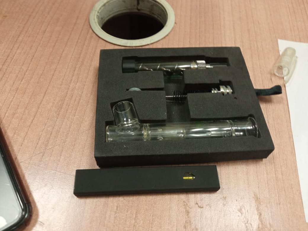 تحرير محاضر ضبط لركاب بحوزتهم ادوية وتليفونات وعاج ومخدرات بمطار القاهرة