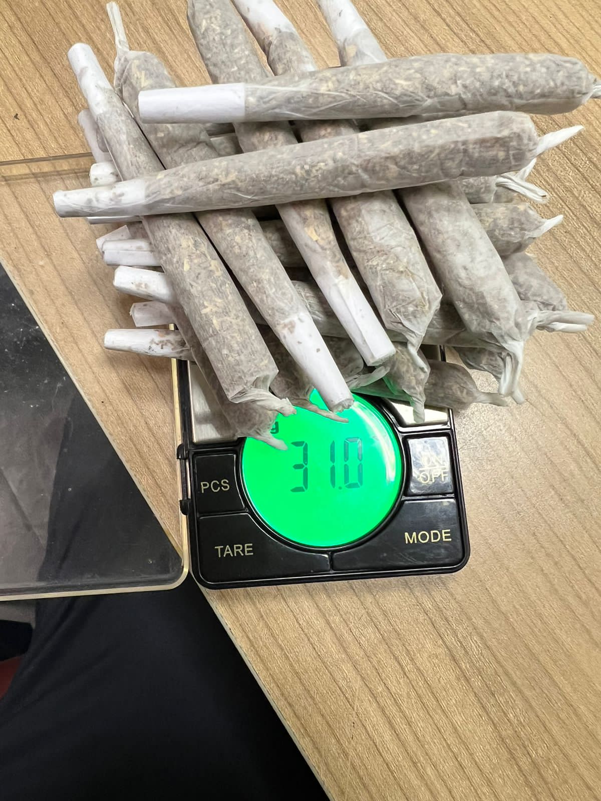 ضبط راكب بحوزته سجائر بهم مخدر الماريجوانا واخر بحوزته شرائط ترامادول المخدر