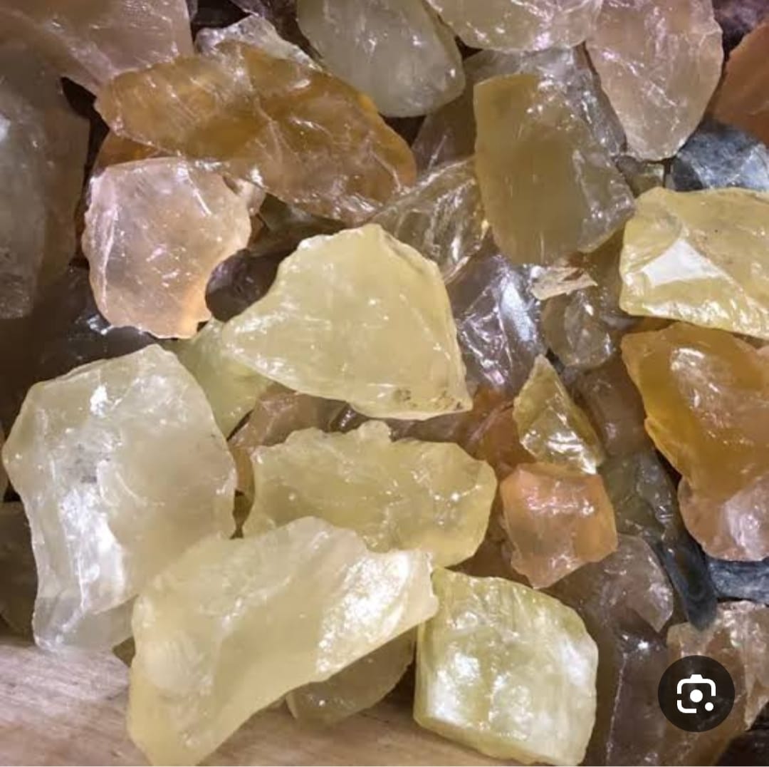 ضبط شحنة أحجار شبه كريمة مهربة بمطار القاهرة تقدر قيمتها بـ1.9 مليون جنيه