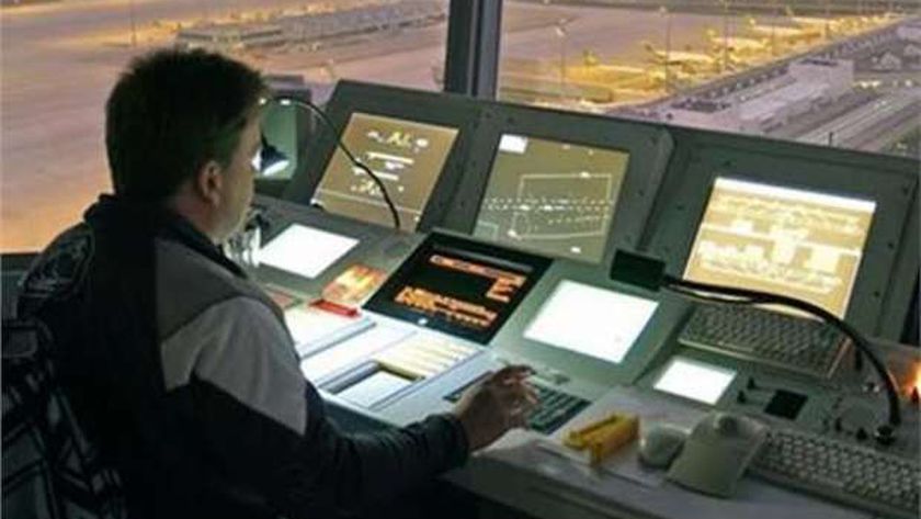 حراس السماء ..دور المراقبين الجويين في إدارة مجرى الطيران الآمن