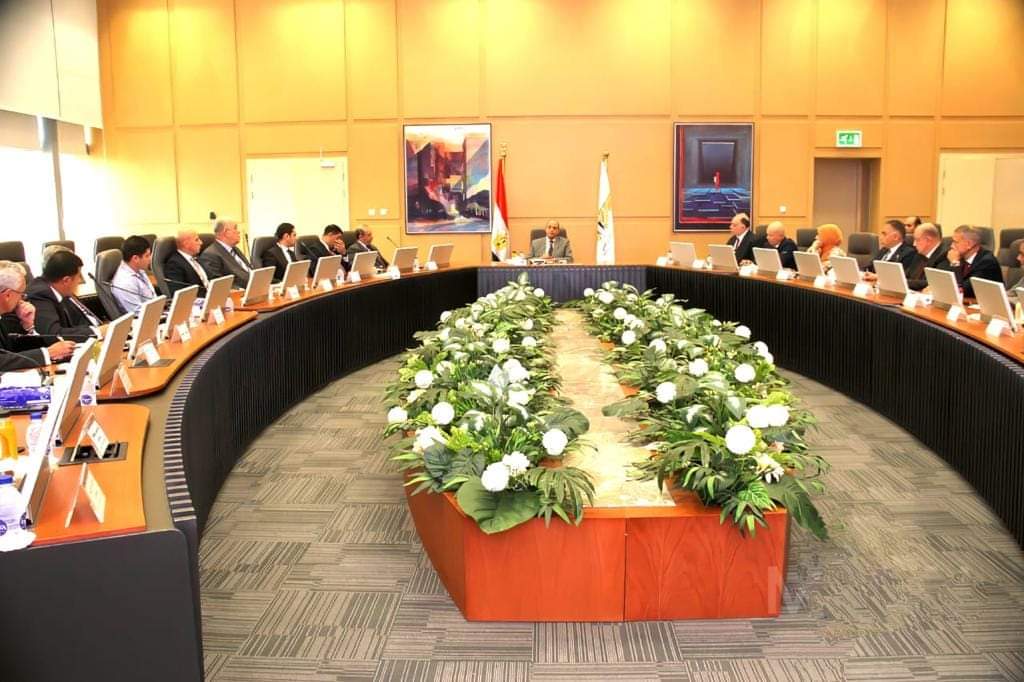 وزير الطيران  يستعرض الخطط والتدابير الأمنية بالمطارات المصرية 