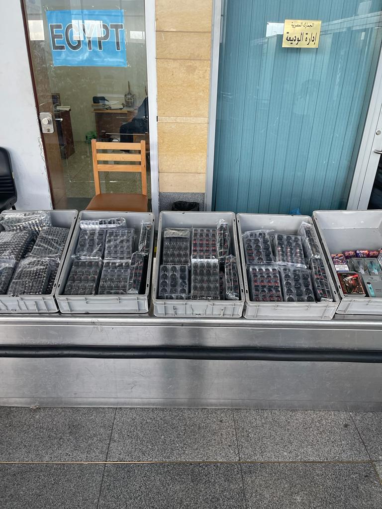 جمارك مطار برج العرب تضبط محاولتى تهريب كمية من الشيش الالكترونية والنقد المصري والأجنبى