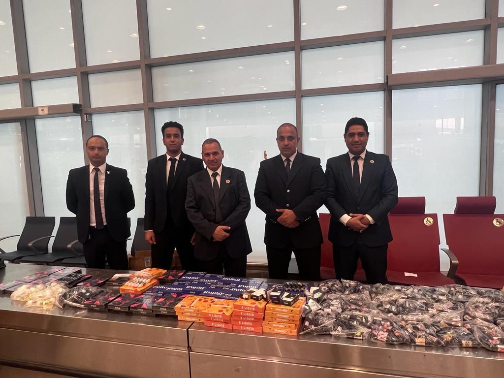 ضبط راكبة أجنبية حاولت تهريب 974 عبوة شيش إلكترونية ومستلزماتها