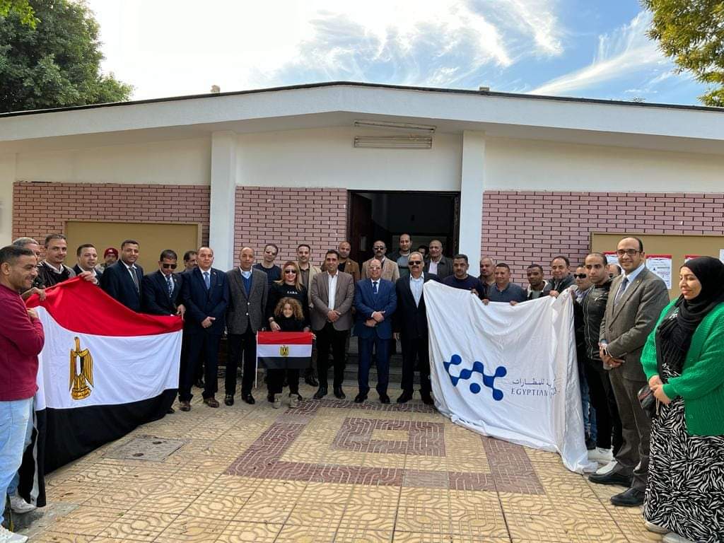 موظفو المصرية للمطارات يدلون بأصواتهم بالإنتحابات الرئاسية..صور 