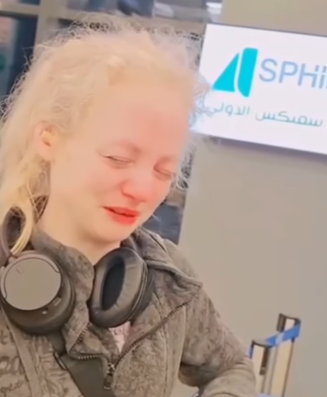 سيمفونية إنسانية في مطار سفنكس.. زائرة ألمانية كفيفة تلامس حلم الأهرامات وتعزف لحن الوداع