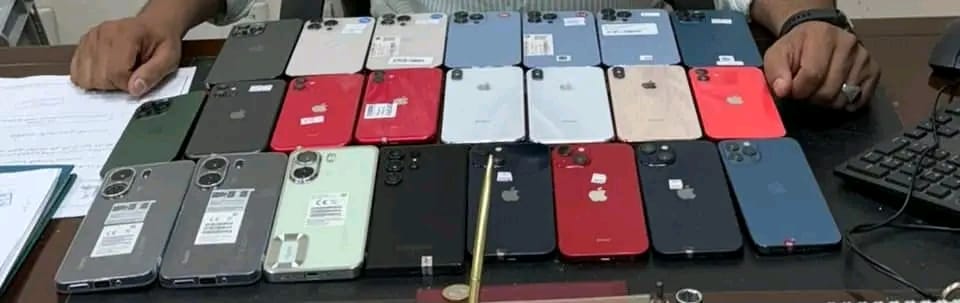 جمارك مطار سوهاج تحبط تهريب 23 هاتفًا محمولًا وتفرض غرامات مالية