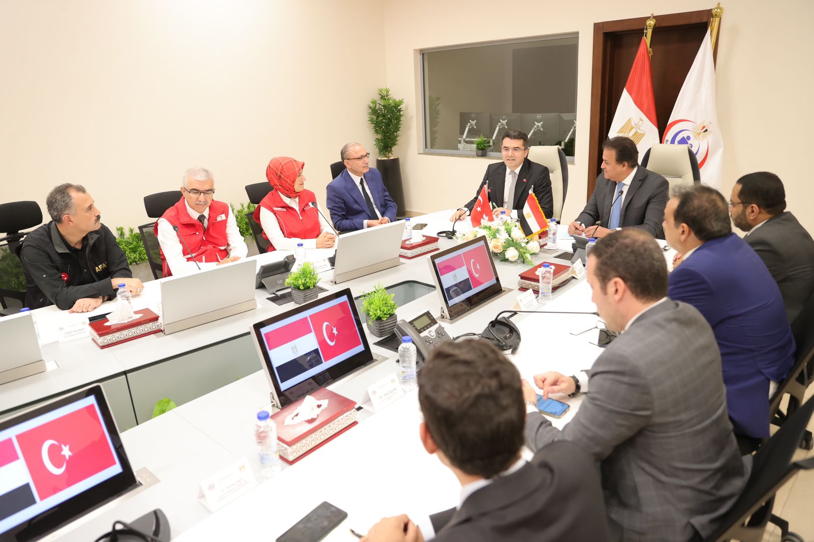 وزير الصحة يبحث مع رئيس هيئة الكوارث والطوارئ والسفير التركي التعاون بين البلدين