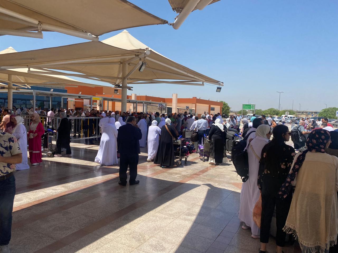 خلية نحل في مطار القاهرة لخدمة حجاج بيت الله الحرام