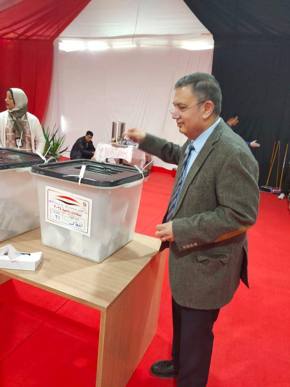 رئيس مستشفي مصر للطيران يدلي بصوته في الانتخابات الرئاسية بمطار القاهرة