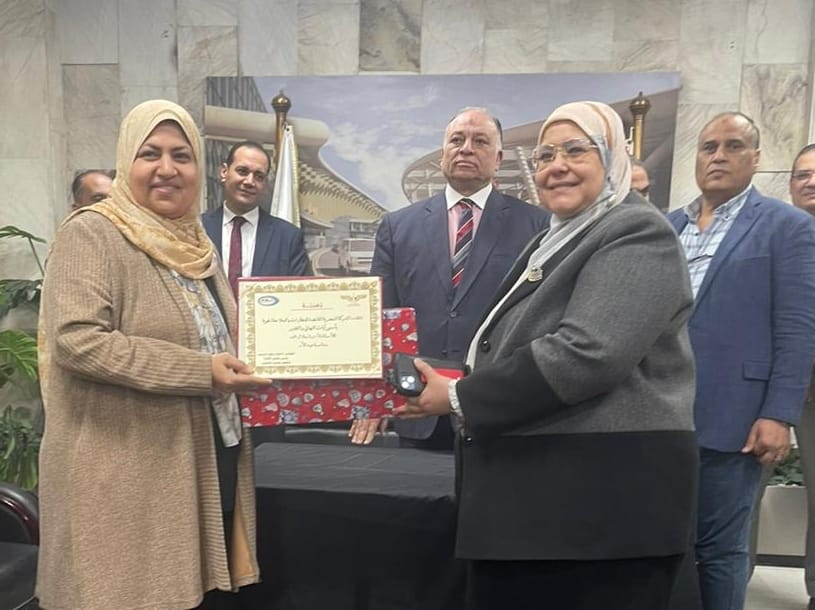 ورود و هدايا في احتفال القابضة للمطارات بعيد الام..صور