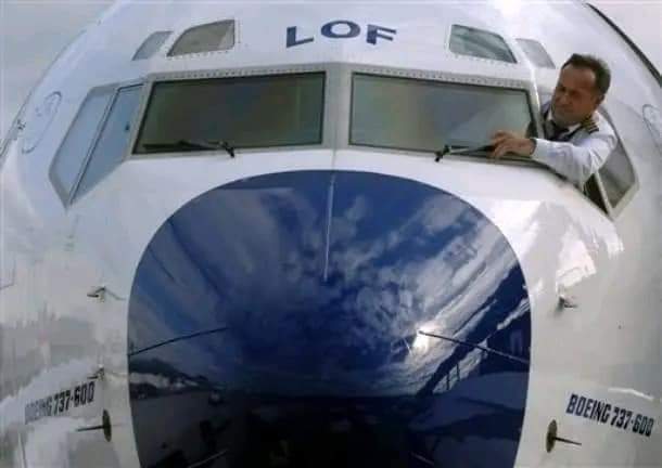 مواصفات ومكونات نوافذ الطائرات: الأمان والكفاءة في تصميم مبتكر