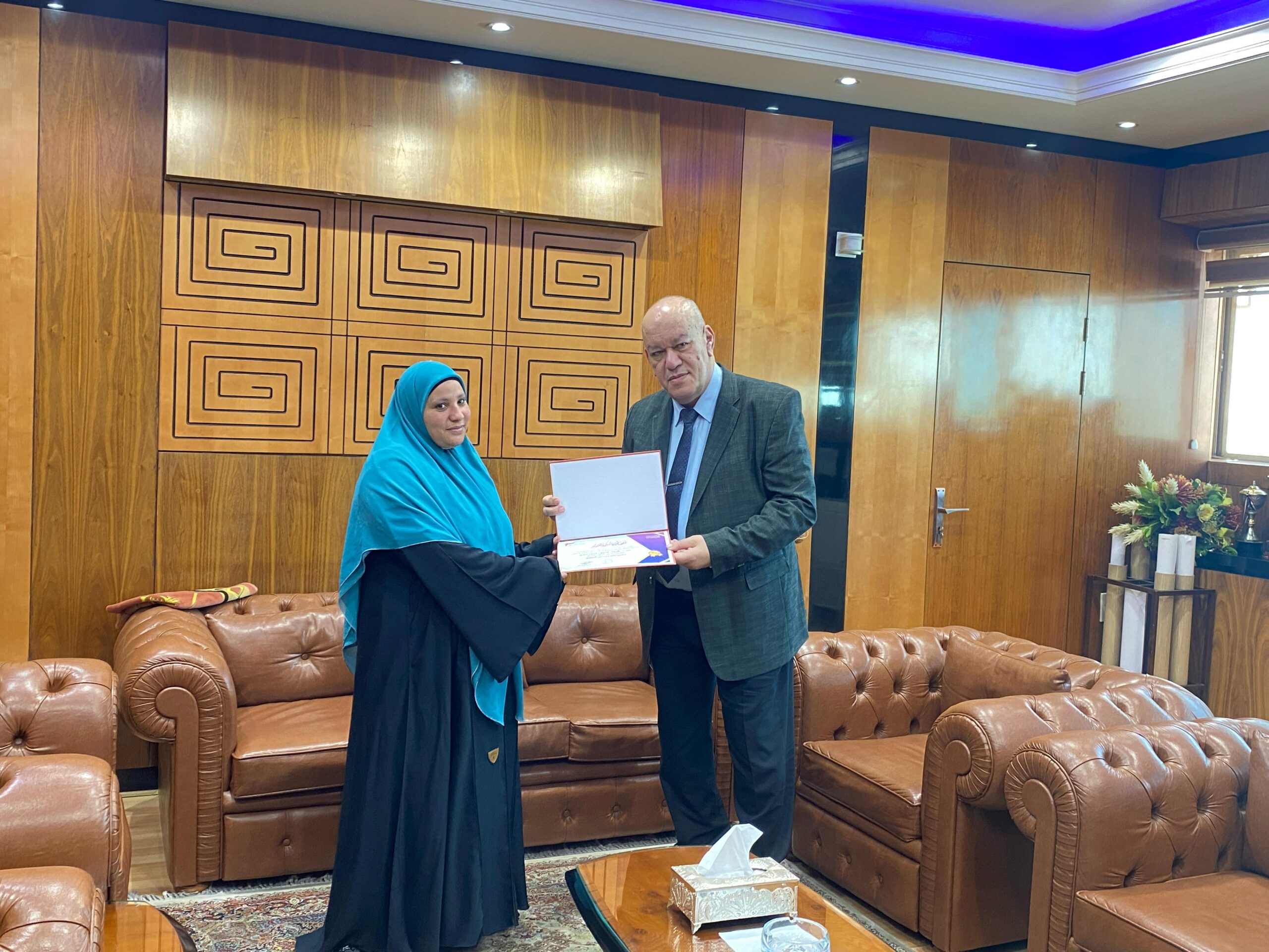 رئيس ميناء القاهرة الجوي يكرّم عاملة نموذجية لأمانتها المشرفة