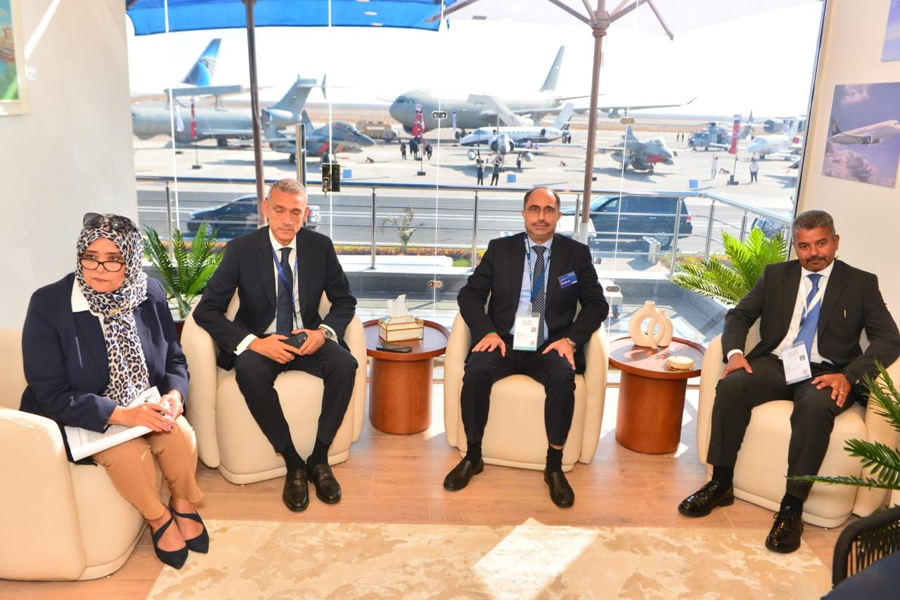 وزير الطيران  يعقد اجتماعًا مع نائب رئيس إيرباص لتعزيز التعاون وتطوير النقل الجوي