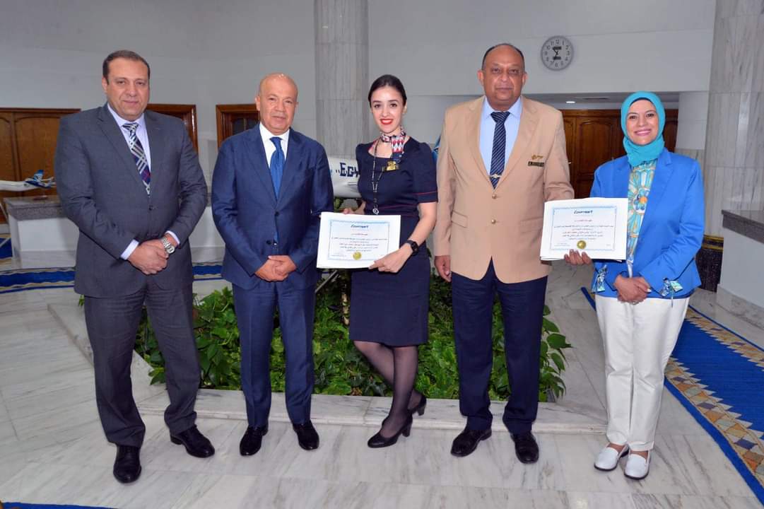 رئيس مصر للطيران يُكرم طاقم الضيافة الجوية لأدائهم المتميز