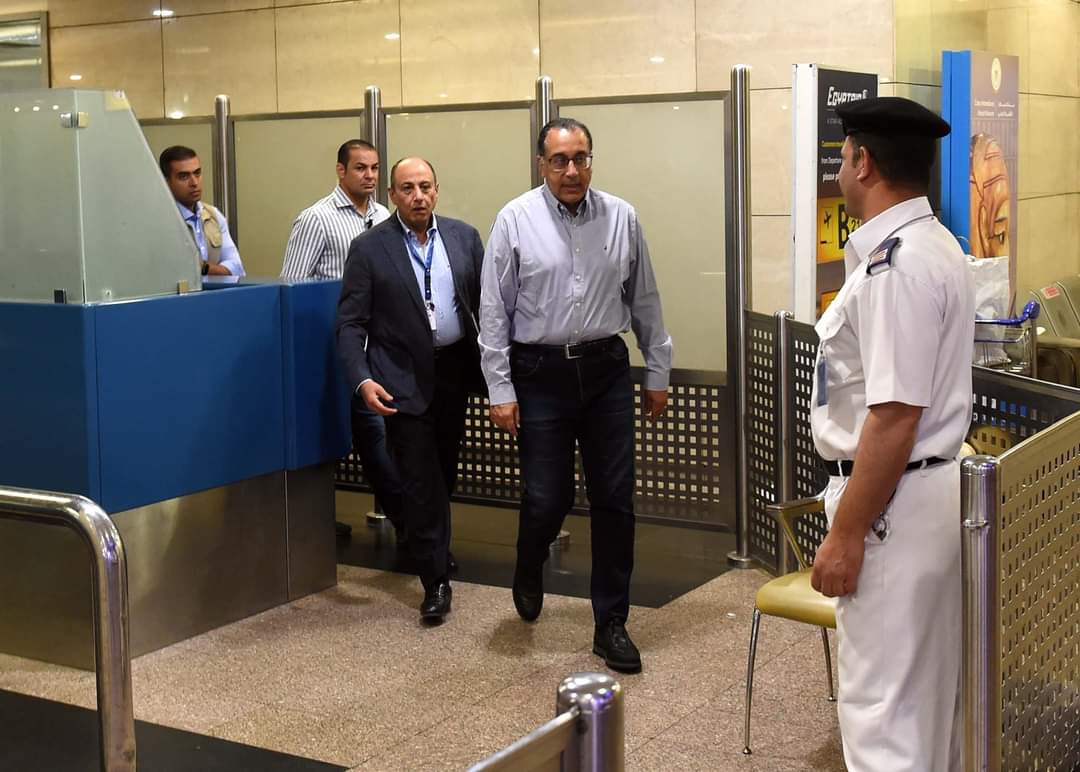 رئيس الوزراء يتفقد عددا من مشروعات التطوير بمطار القاهرة الدولي