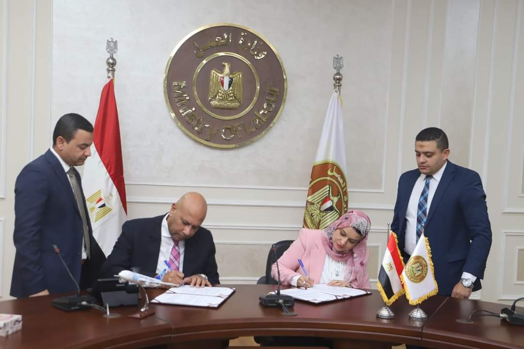 برتوكول بين مصر للطيران و"وزارة العمل" للتعاون بشأن نشاط علاقات الوزارة