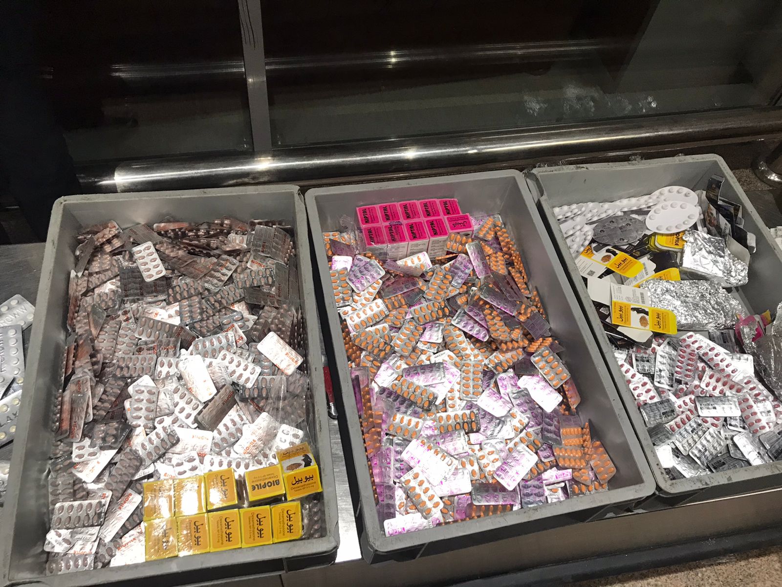 جمارك مطار القاهرة تظبط راكبة أفريقية حاولت تهريب كمية كبيرة من الأدوية