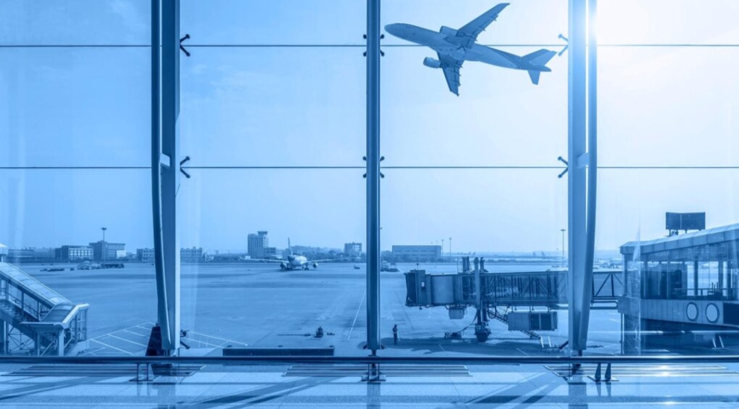 مطار أمستردام يرفع الرسوم على شركات الطيران بنسبة 41% لتحسين البنية التحتية وخفض الضوضاء